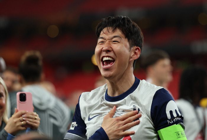 '지금 당장 손흥민보다 나은 선수가 누가 있나'  토마스 프랭크 감독이 아무리 머리를 굴려봐도 지금 토트넘 홋스퍼에서 손흥민을 대신할 왼쪽 윙어는 찾을 수 없다. 결국 다시 중요한 경기에 선발로 투입하게 될 전망이다. 결국 손흥민은 새 시즌에도 스스로의 실력으로 주전 자리를 확보하게 될 가능성이 커지고 있다.  <저작권자(c) 연합뉴스, 무단 전재-재배포, AI 학습 및 활용 금지>