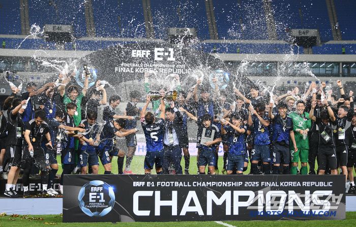 15일 오후 경기도 용인미르스타디움에서 열린 E-1 챔피언십(동아시안컵) 한국과 일본의 경기. 일본이 1대0으로 승리하며 우승을 차지했다. 시상식에서 선수들이 물을 뿌리며 기쁨을 만끽하고 있다. 용인=정재근 기자 cjg@sportschosun.com/2025.7.15/