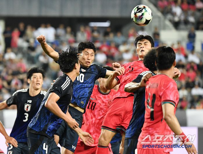 15일 오후 경기도 용인미르스타디움에서 열린 E-1 챔피언십(동아시안컵) 한국과 일본의 경기. 박진섭이 코너킥에서 헤딩슛을 시도하고 있다. 용인=정재근 기자 cjg@sportschosun.com/2025.7.15/