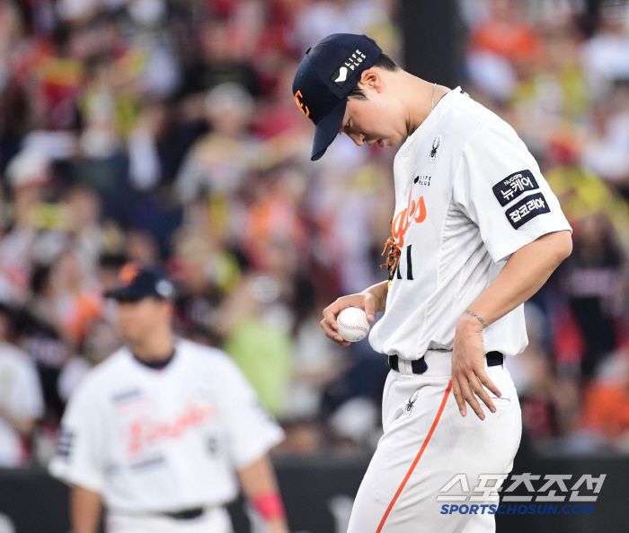 9일 대전 한화생명 볼파크에서 열린 한화와 KIA의 경기. 4회 KIA 김규성에게 1타점 2루타 허용 후 강판 당하는 한화 선발 엄상백. 대전=송정헌 기자songs@sportschosun.com/2025.07.09/