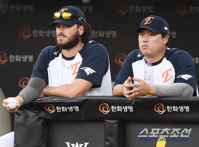3일 대전 한화생명볼파크에서 열린 NC-한화전. 엄상백이 1회부터 흔들리자 폰세와 류현진이 심각한 표정으로 지켜보고 있다. 대전=정재근 기자 cjg@sportschosun.com/2025.7.3/