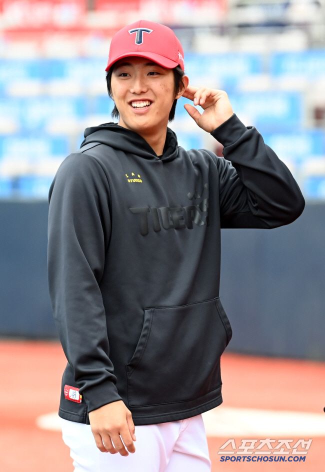 3일 수원KT위즈파크에서 열린 KIA와 KT의 경기, KIA 이의리가 워밍업을 위해 그라운드로 나서고 있다. 수원=허상욱 기자wook@sportschosun.com/2024.04.03/
