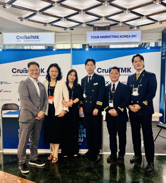 ◇왼쪽부터 크루즈(Cruise)TMK 이재명 대표이사, 윤소영 상무, 전원희 이사, 국제 크루즈선 항해사 바다토끼팀. 사진제공=CruiseTMK
