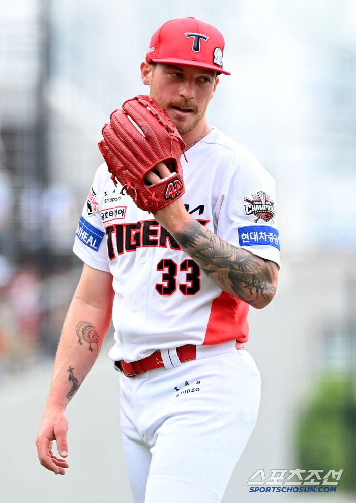 7일 광주KIA챔피언스필드에서 열린 한화와 KIA의 경기, 3회초 KIA 올러가 한화 플로리얼의 내야땅볼을 처리하며 이닝을 끝낸 1루수 황대인과 이야기를 하고 있다. 광주=허상욱 기자wook@sportschosun.com/2025.06.07/