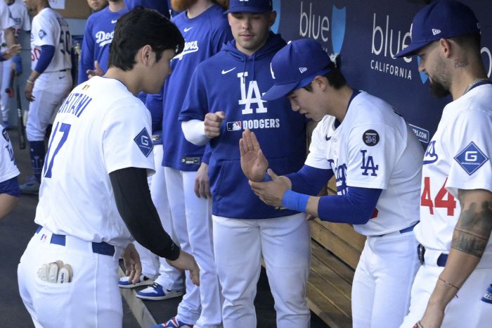 LA 다저스 오타니 쇼헤이(왼쪽)와 장난 치는 김혜성. Imagn Images연합뉴스