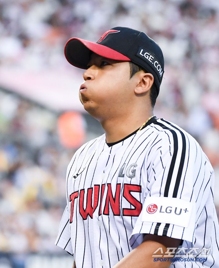 10일 서울 잠실구장에서 열린 키움-LG전. LG 선발투수 송승기가 4회초 실점 위기를 넘긴 후 안도하고 있다. 잠실=정재근 기자 cjg@sportschosun.com/2025.7.10/