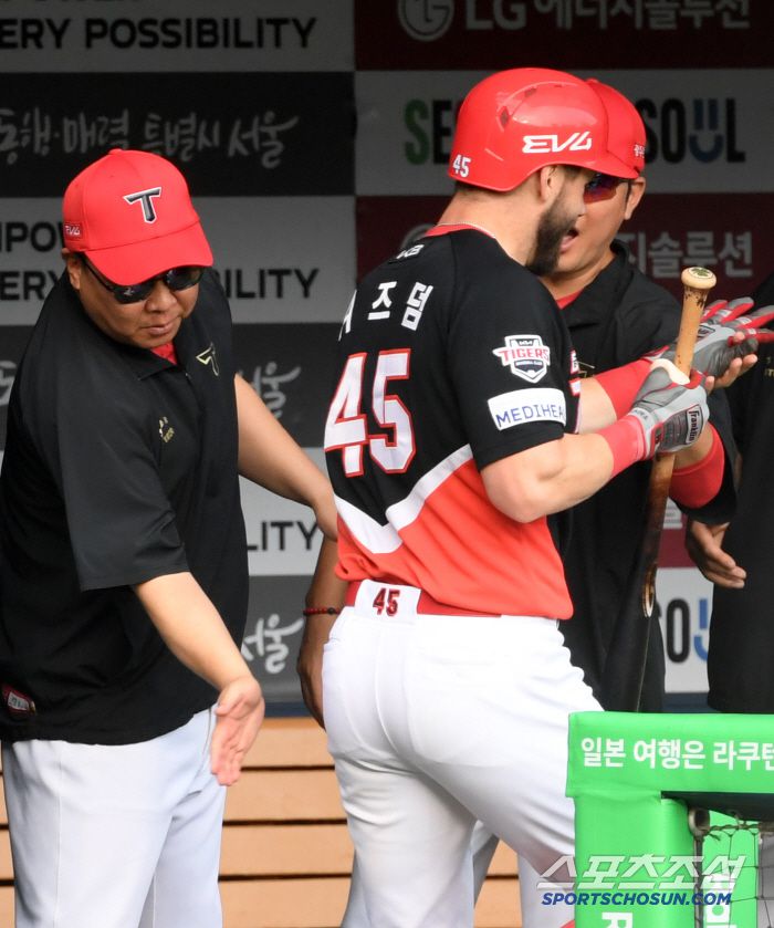 28일 잠실구장에서 열린 LG 트윈스와 KIA 타이거즈의 경기. 3회초 KIA 위즈덤이 솔로포를 날린 뒤 이범호 감독과 하이파이브를 하고 있다. 잠실=박재만 기자 pjm@sportschosun.com/2025.06.28/