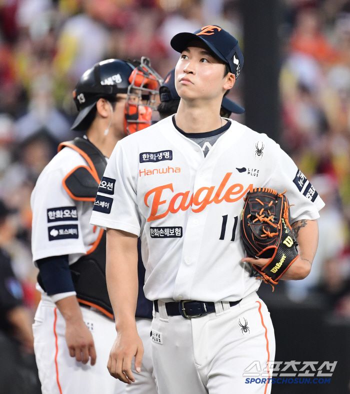 9일 대전 한화생명 볼파크에서 열린 한화와 KIA의 경기. 4회 KIA 김규성에게 1타점 2루타 허용 후 강판 당하는 한화 선발 엄상백. 대전=송정헌 기자songs@sportschosun.com/2025.07.09/