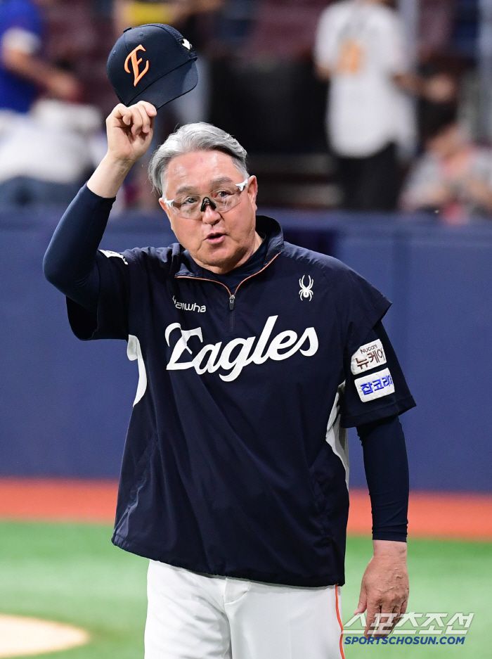 5일 서울 고척돔에서 열린 KBO리그 키움과 한화의 경기. 한화가 키움에 승리하며 위닝시리즈를 예약했다. 경기 종료 후 팬들에게 인사하는 김경문 감독. 고척=송정헌 기자songs@sportschosun.com/2025.07.05/