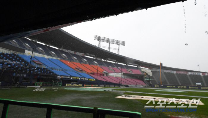17일 잠실구장에서 열릴 LG 트윈스와 롯데 자이언츠의 경기가 우천 순연됐다. 잠실=박재만 기자 pjm@sportschosun.com/2025.07.17/