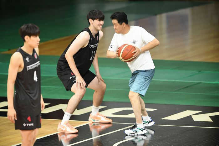 김경원의 훈련을 지휘하고 있는 유도훈 정관장 감독. 사진제공=KBL