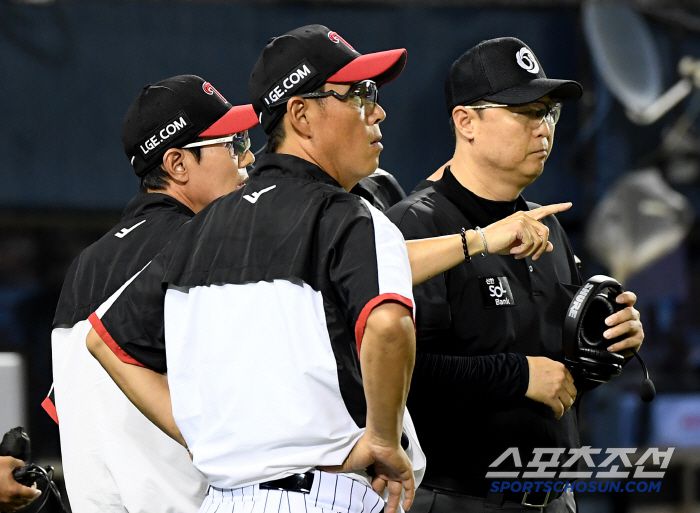 10일 서울 잠실구장에서 열린 키움-LG전. 8회초 1사 1, 2루 원성준의 병살타 비디오판독 때 염경엽 감독이 나와 심판과 대화하고 있다. 잠실=정재근 기자 cjg@sportschosun.com/2025.7.10/