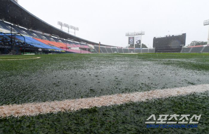 17일 잠실구장에서 열릴 LG 트윈스와 롯데 자이언츠의 경기가 우천 순연됐다. 잠실=박재만 기자 pjm@sportschosun.com/2025.07.17/