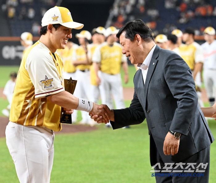 12일 대전 한화생명볼파크에서 열린 2025 KBO 올스타전, 미스터 올스타 LG 박동원이 허구연 총재에게 트로피를 받고 있다. 대전=허상욱 기자wook@sportschosun.com/2025.07.12/