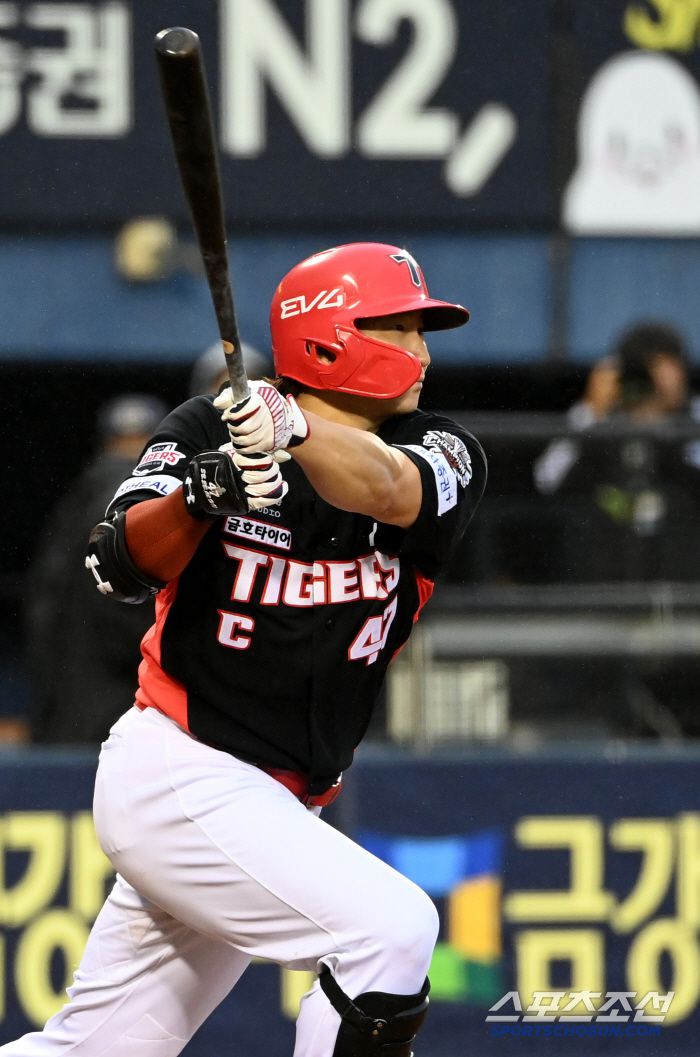 19일 잠실야구장에서 열린 두산과 KIA의 경기, 9회초 1사 1루 KIA 나성범이 2루타를 치고 있다. 잠실=허상욱 기자wook@sportschosun.com/2025.04.19/