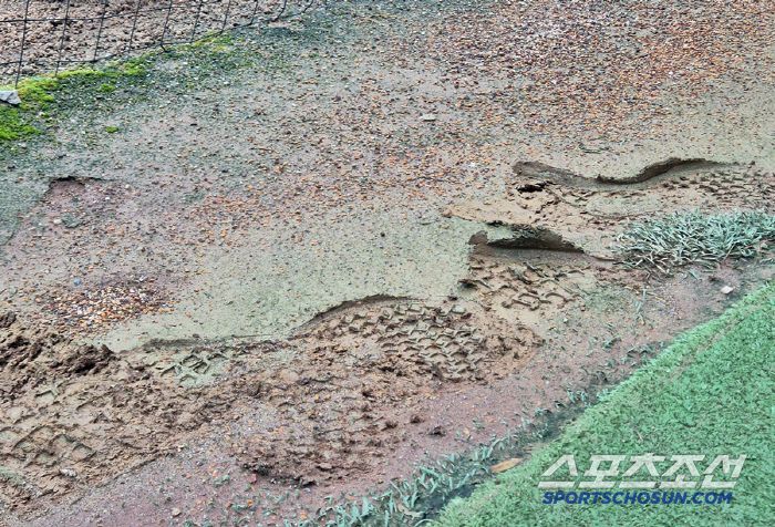 18일 광주기아챔피언스필드. 신발 자국이 그대로 남는 그라운드 상태. 광주=김민경 기자