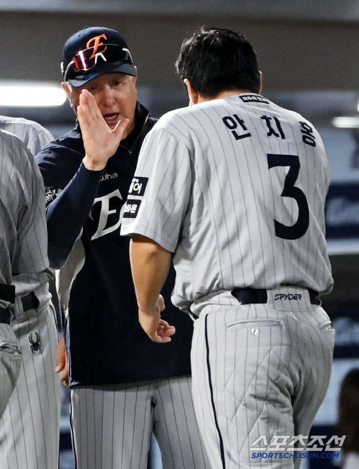 17일 부산 사직야구장에서 열린 한화와 롯데의 경기, 한화가 6대0으로 승리하며 5연승을 달렸다. 승리의 기쁨을 나누는 김경문 감독과 안치홍의 모습. 부산=허상욱 기자wook@sportschosun.com/2025.06.17/