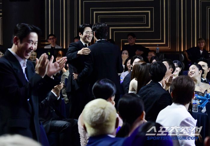 제4회 청룡시리즈어워즈(Blue Dragon Series Awards)가 18일 인천 파라다이스시티에서 열렸다. 인기스타상 이준혁에게 상 돌려주는 이준영. 인천=송정헌 기자songs@sportschosun.com/2025.07.18/