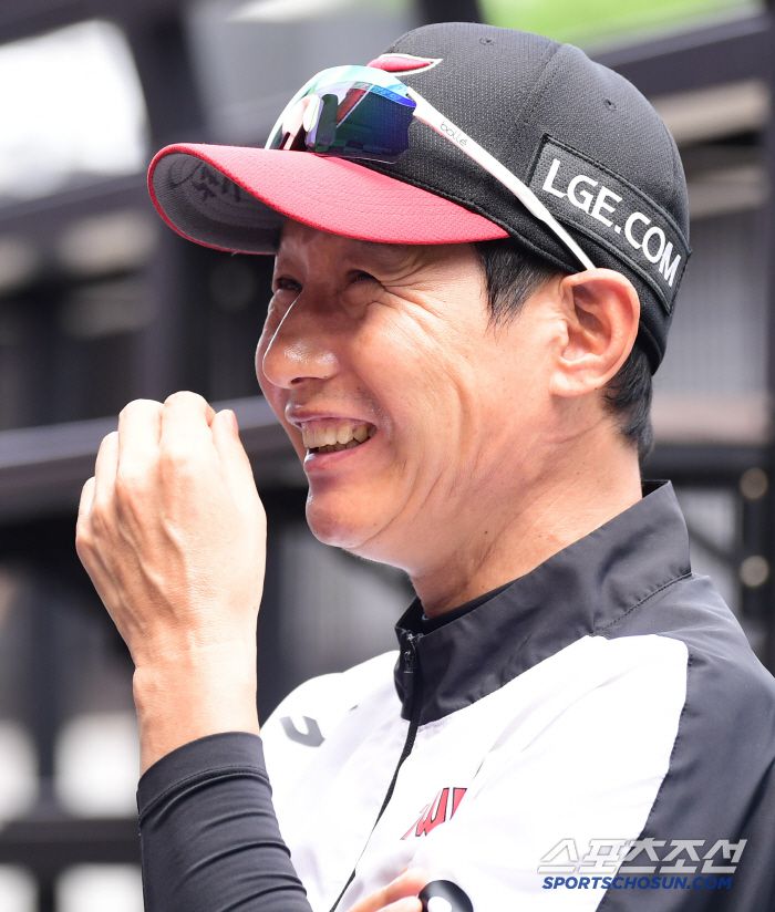 14일 대전 한화생명볼파크에서 열리는 한화와 LG의 경기. 더그아웃에서 기자들 질문에 답하고 있는 LG 염경엽 감독. 대전=송정헌 기자songs@sportschosun.com/2025.06.14/