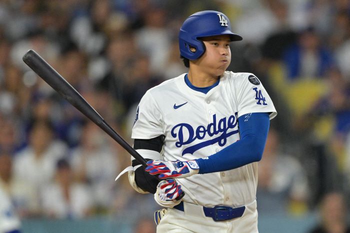 LA 다저스 오타니 쇼헤이가 19일(한국시각) 밀워키 브루어스전에서 6회말 내야 땅볼을 치고 있다. AFP연합뉴스