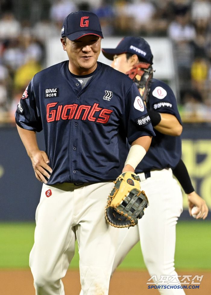 공에 맞은 옆구리를 어루만지는 정훈, 왠지 모르게 새어나오는 웃음