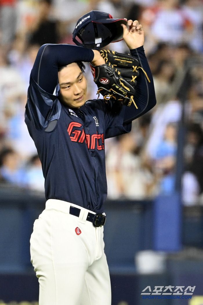 무실점으로 이닝을 끝마친 홍민기