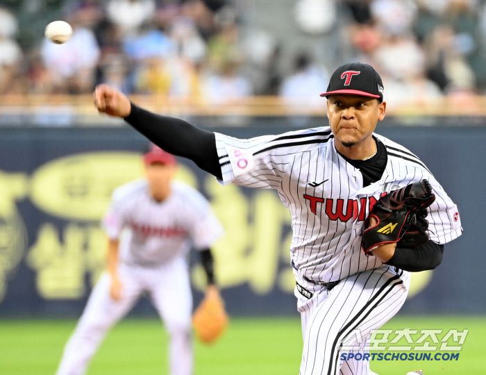 19일 잠실야구장에서 열린 롯데와 LG의 경기, LG 선발투수 에르난데스가 역투하고 있다. 잠실=허상욱 기자wook@sportschosun.com/2025.07.19/