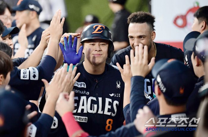 5회초 KT 우규민 상대 솔로홈런을 날린 한화 노시환.