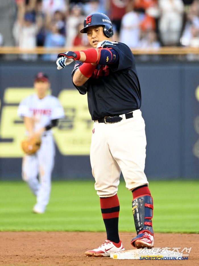 19일 잠실야구장에서 열린 롯데와 LG의 경기, 4회초 1사 1,2루 롯데 유강남이 2타점 2루타를 치고 기뻐하고 있다. 잠실=허상욱 기자wook@sportschosun.com/2025.07.19/