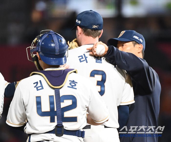 30일 창원 NC파크에서 열린 한화-NC전. 7회초 무사 1, 2루에서 라일리가 교체되고 있다. 창원=정재근 기자 cjg@sportschosun.com/2025.5.30/