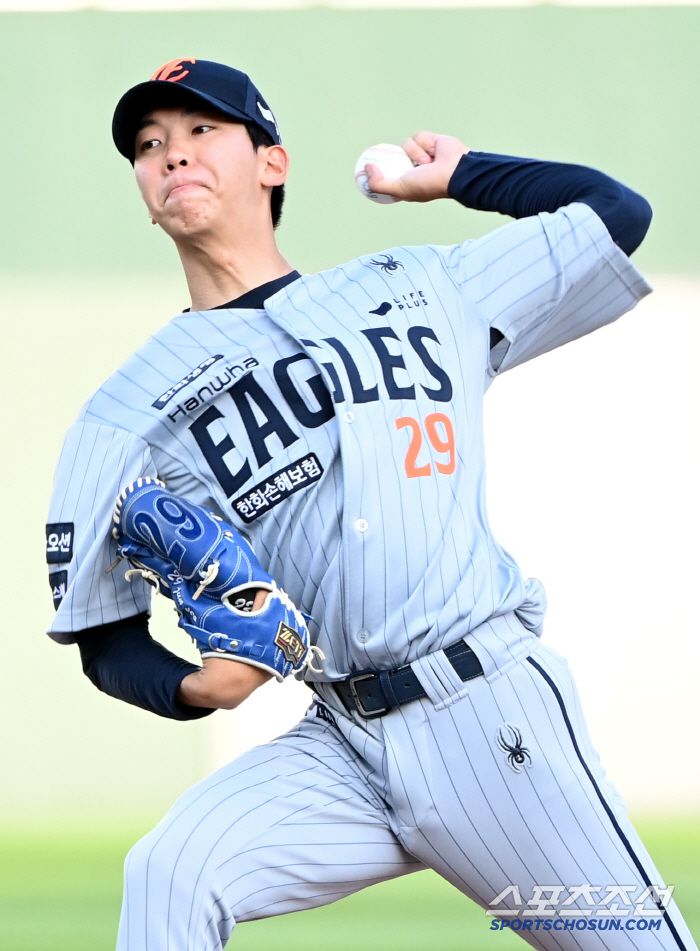 19일 부산 사직야구장에서 열린 한화와 롯데의 경기, 한화 선발투수 황준서가 역투하고 있다. 부산=허상욱 기자wook@sportschosun.com/2025.06.19/