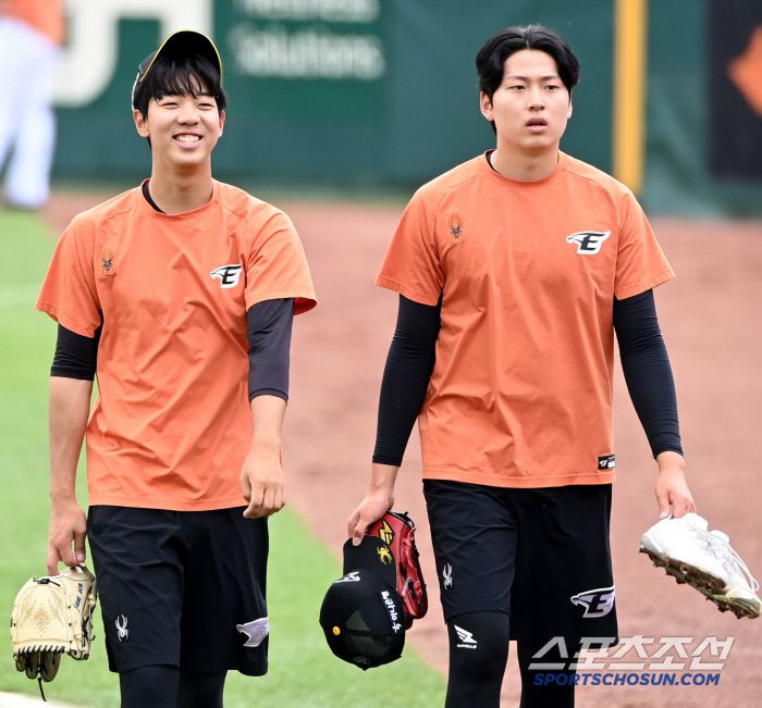 8일 대전한화생명이글스파크에서 열린 NC와 한화의 경기, 한화 황준서와 조동욱이 훈련을 마치고 발걸음을 옮기고 있다. 대전=허상욱 기자wook@sportschosun.com/2024.06.08/