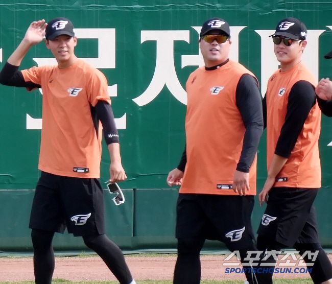 2일 대전 한화생명이글스파크에서 열린 롯데와 한화의 경기. 황준서, 류현진, 문동주가 함께 훈련하고 있다. 대전=정재근 기자 cjg@sportschosun.com/2024.4.2/