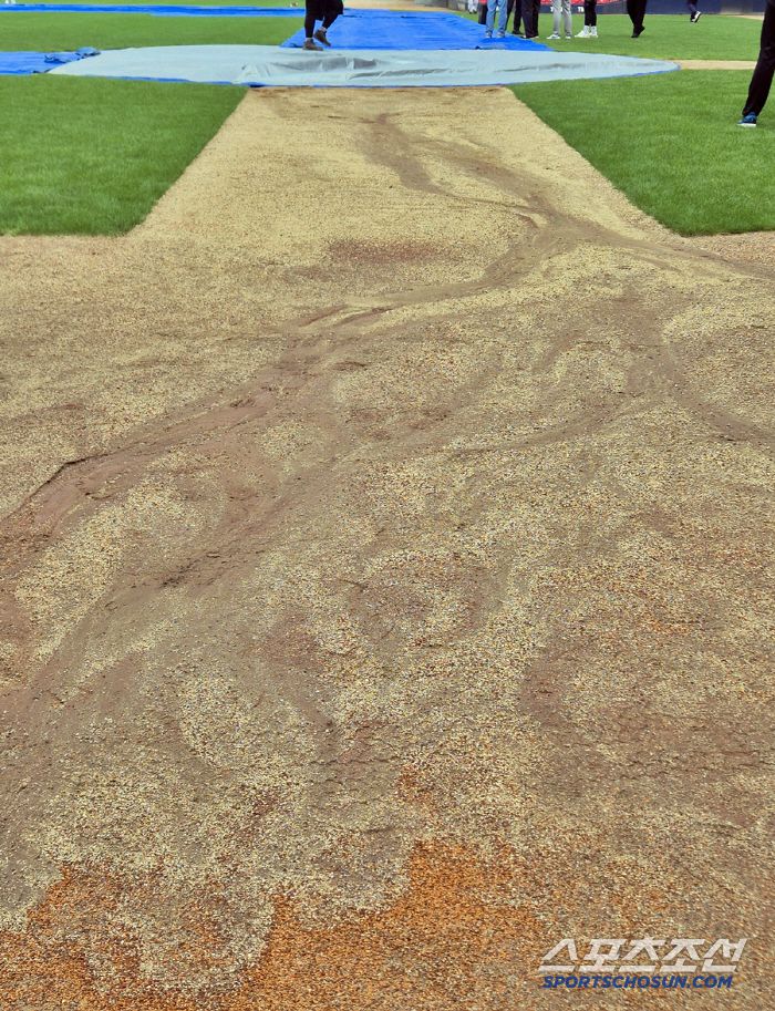19일까지는 그라운드 상태가 최악이었던 광주기아챔피언스필드. 이틀 동안 너무 많은 비가 내린 탓에 그라운드 흙이 유실됐다. 광주=김민경 기자