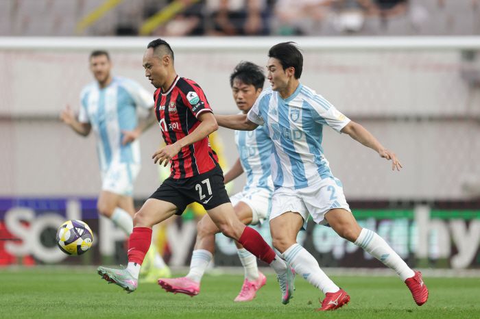 서울월드컵경기장/ K리그1/ FC서울 vs 울산HDFC/ 서울 문선민, 울산 조현택/ 사진 정재훈