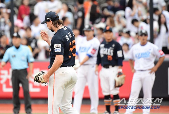 19일 수원 케이티위즈파크에서 열린 KT와 한화의 경기. 1회 연속 안타와 3실점을 허용한 한화 선발 와이스. 수원=송정헌 기자songs@sportschosun.com/2025.07.19/