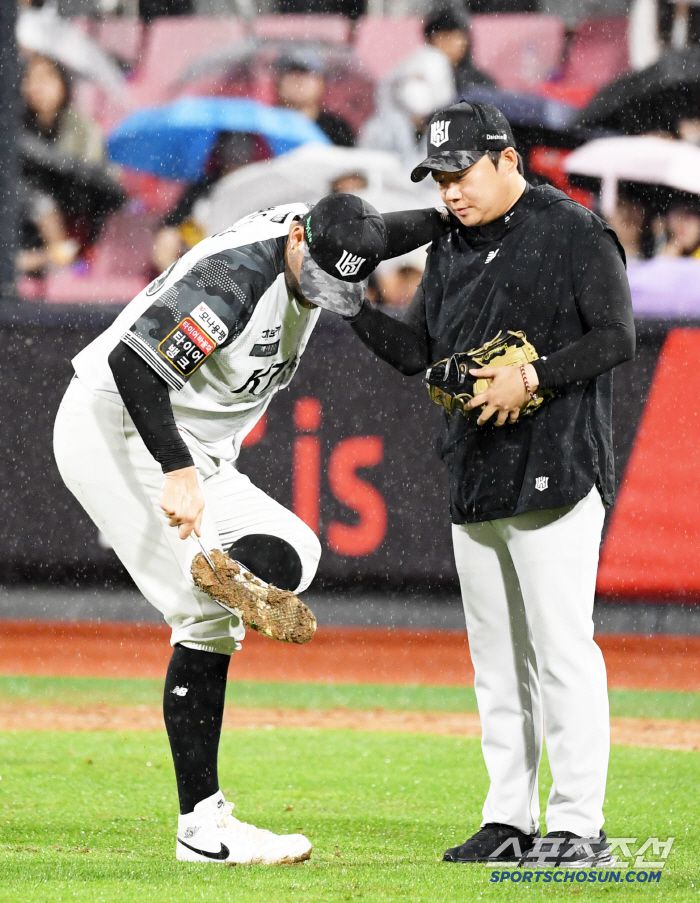 24일 수원KT위즈파크에서 열린 KBO리그 KT 위즈와 LG 트윈스의 경기. 6회초 2사 만루 KT 헤이수스가 스파이크에 묻은 흙을 제거하고 있다. 수원=박재만 기자 pjm@sportschosun.com/2025.06.24/