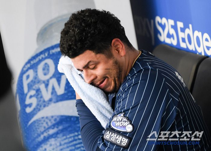 6일 대구 라이온즈파크에서 열린 삼성 라이온즈와 LG 트윈스의 경기. 삼성 후라도가 더위를 식히고 있다. 대구=박재만 기자 pjm@sportschosun.com/2025.07.06/