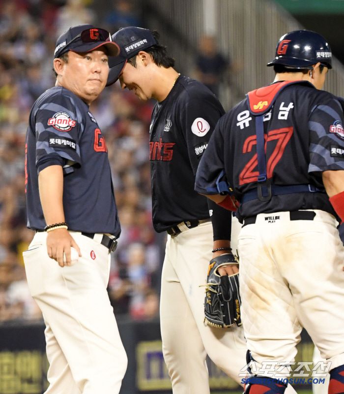 경기 초반 위기를 극복하고 7회 1사까지 마운드를 책임진 이민석이 웃으며 마운드에서 내려왔다. 잠실=박재만 기자 pjm@sportschosun.com