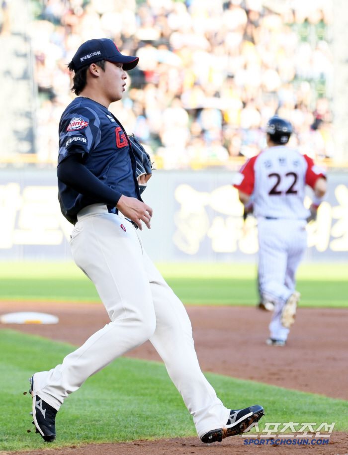 이민석은 만루에서 4번 타자 문보경을 땅볼 처리한 뒤 안도의 한숨을 내쉬었다.