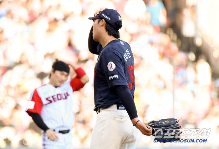 3회 2사 만루 위기를 무실점으로 넘긴 뒤 자신의 머리를 두들긴 이민석.