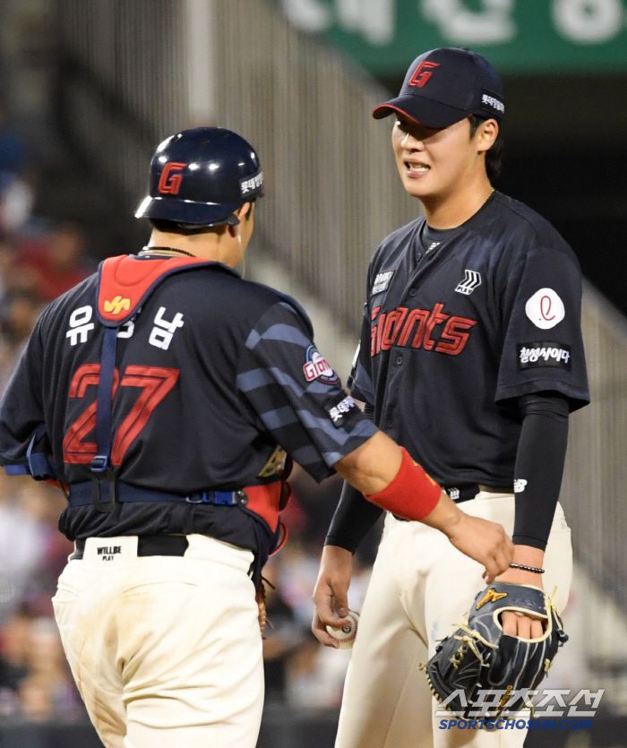 최선을 다한 어린 투수를 찾아 칭찬한 포수 유강남.