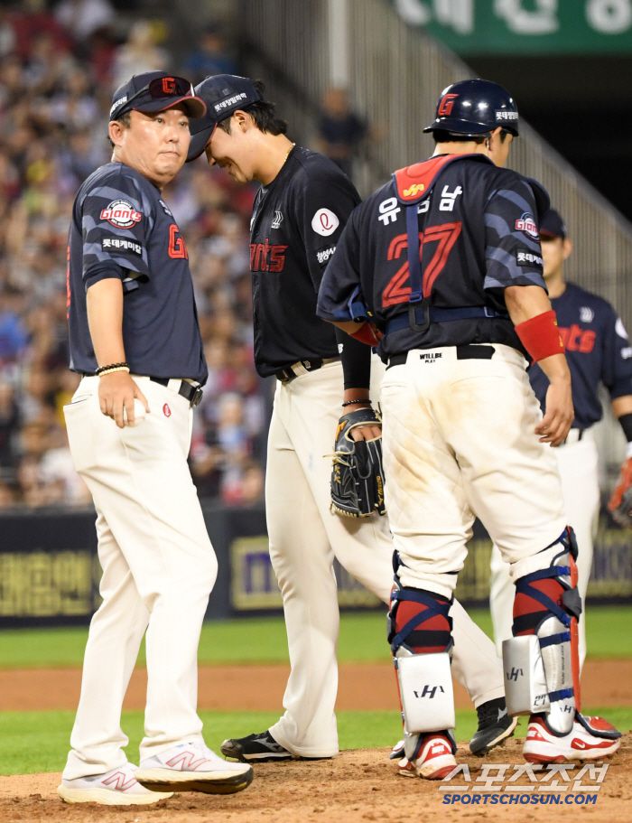 7회 1사까지 마운드를 책임진 이민석은 웃으며 경기를 마쳤다.