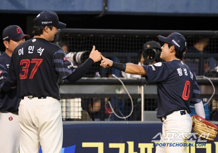호수비로 도와준 중견수 황성빈에게 고마운 마음을 전하는 이민석.