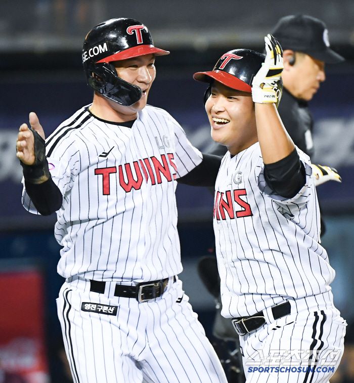 10일 서울 잠실구장에서 열린 키움-LG전. 7회말 1사 1루 박관우가 동점 투런포를 친 후 오지환과 함께 환호하고 있다. 잠실=정재근 기자 cjg@sportschosun.com/2025.7.10/