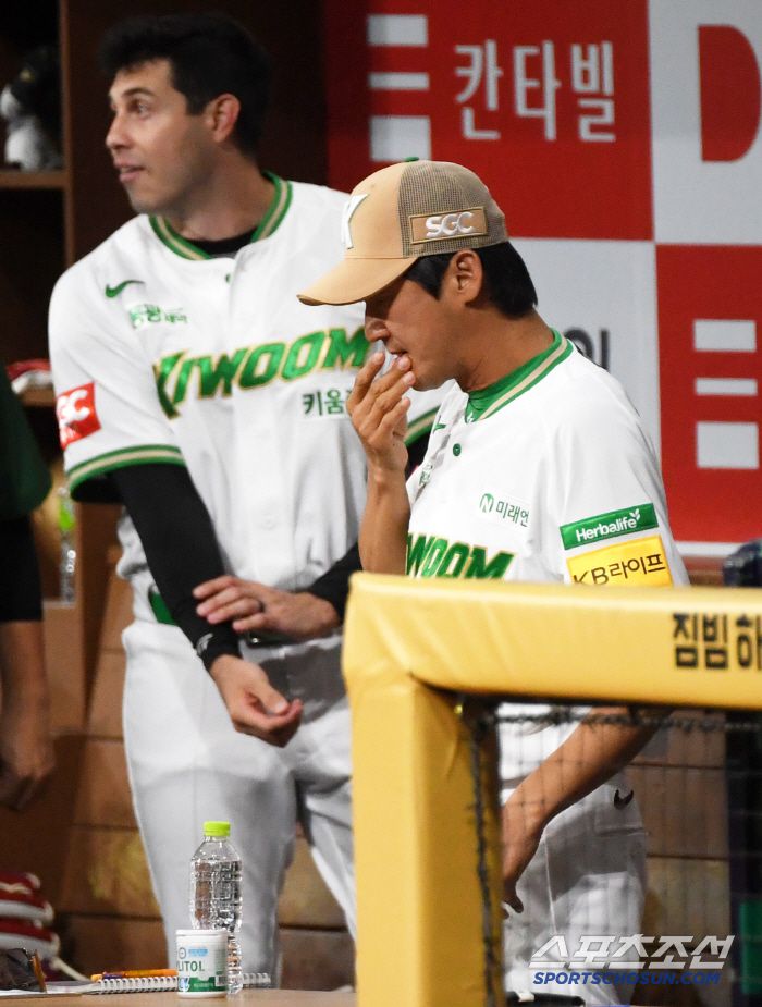 22일 서울 고척스카이돔에서 열린 키움 히어로즈와 롯데 자이언츠의 경기. 설종진 감독대행이 경기를 준비하고 있다. 고척=박재만 기자 pjm@sportschosun.com/2025.07.22/