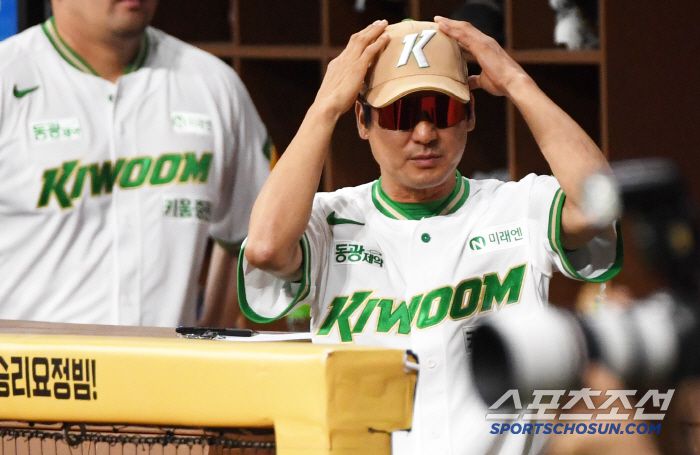 22일 서울 고척스카이돔에서 열린 키움 히어로즈와 롯데 자이언츠의 경기. 설종진 감독대행이 경기를 준비하고 있다. 고척=박재만 기자 pjm@sportschosun.com/2025.07.22/