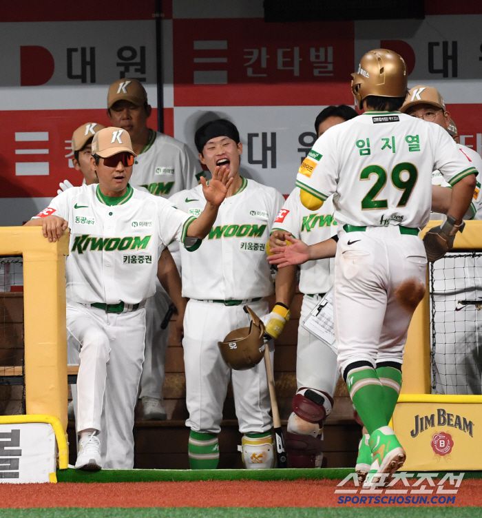 22일 서울 고척스카이돔에서 열린 키움 히어로즈와 롯데 자이언츠의 경기. 키움 설종진 감독대행이 득점한 임지열을 반기고 있다. 고척=박재만 기자 pjm@sportschosun.com/2025.07.22/