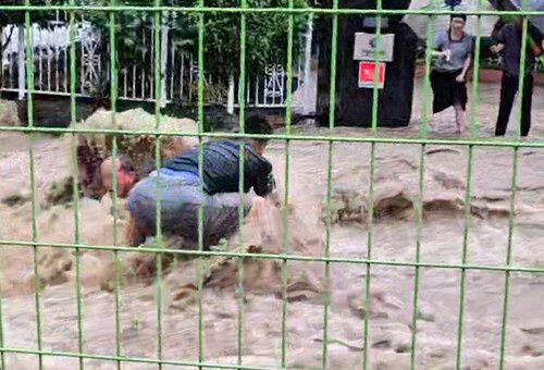 물길에 뛰어들어 시민을 구하기 위해 사투를 벌이는 최승일씨. 연합뉴스