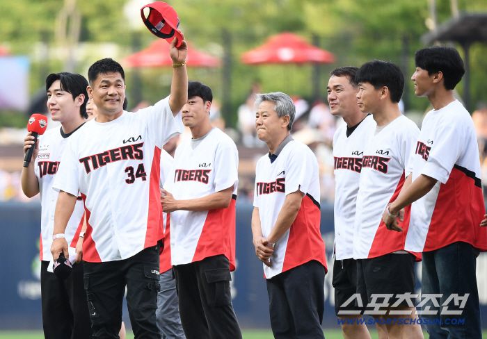 의인 최승일씨와 함께 구조를 도운 직원들이 시구 전 인사하고 있다.